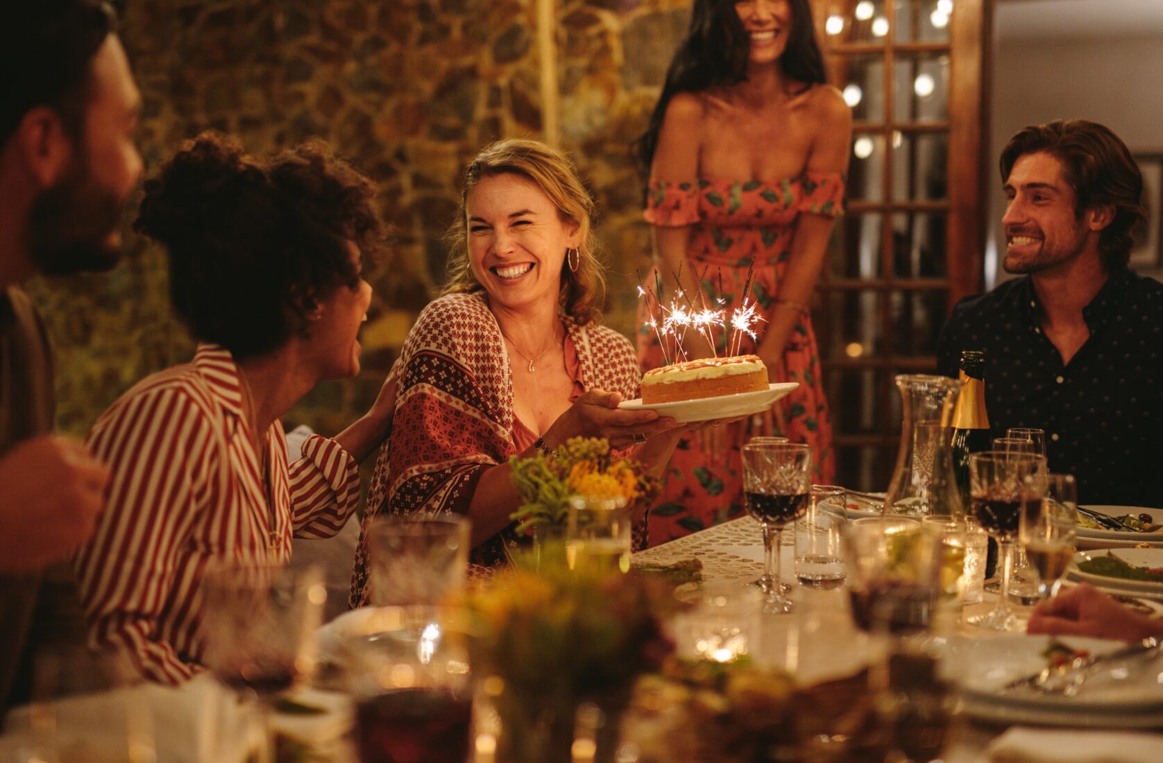Femme célébrant son anniversaire