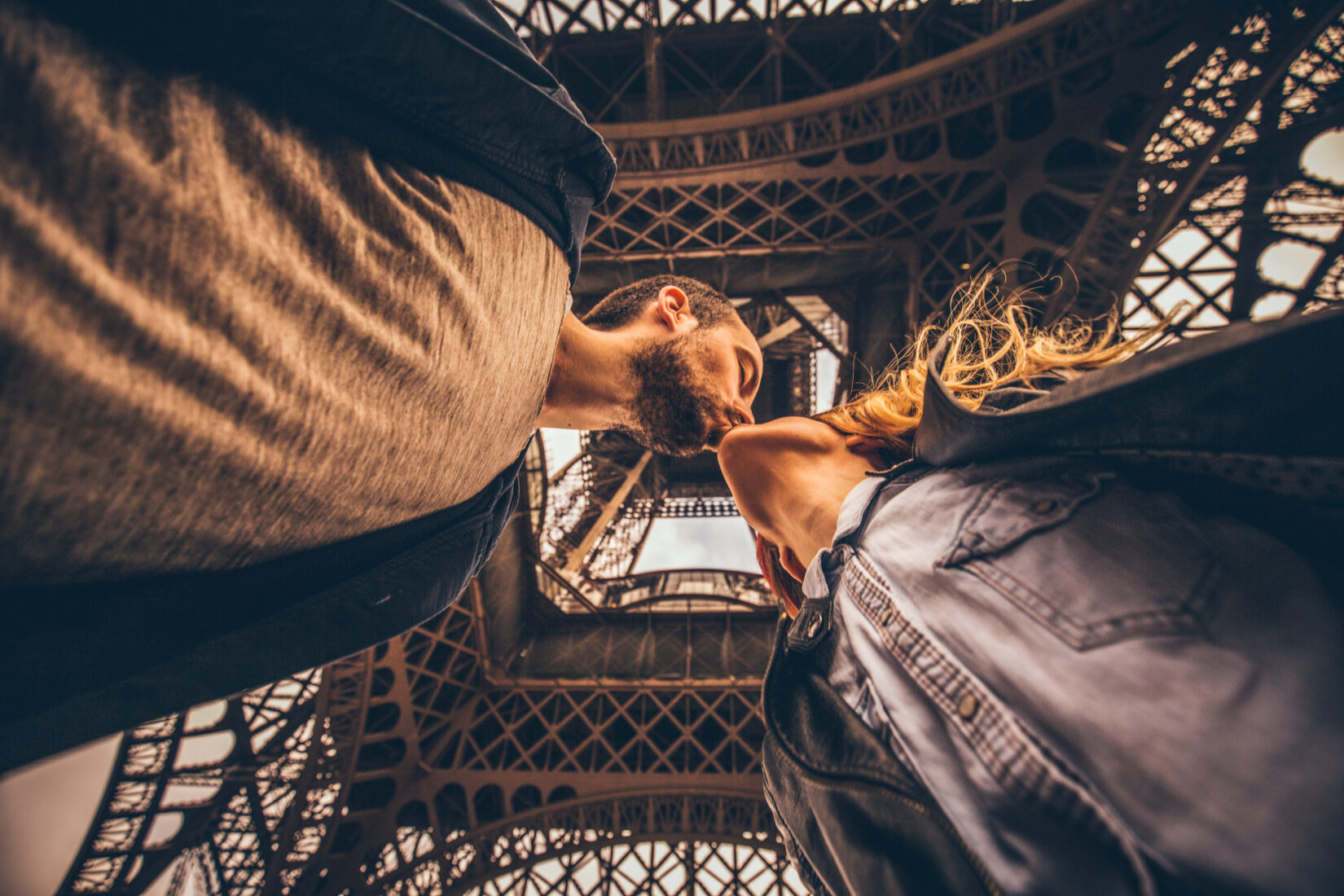 Couple sous la Tour Eiffel